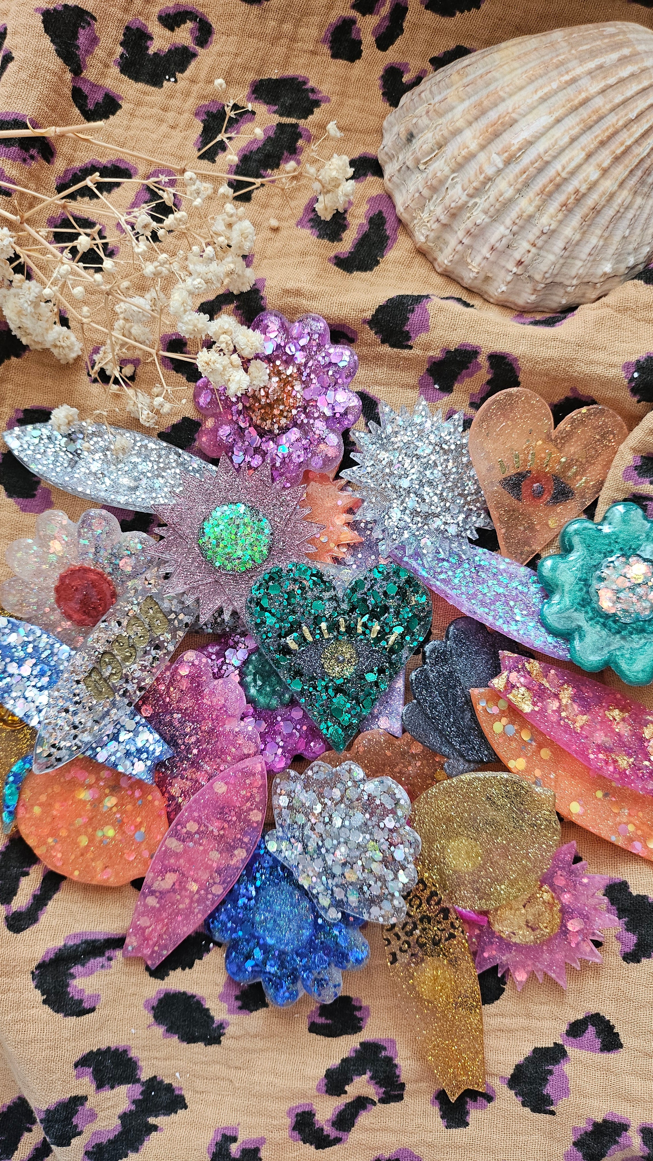 Barrettes et pin's en résine